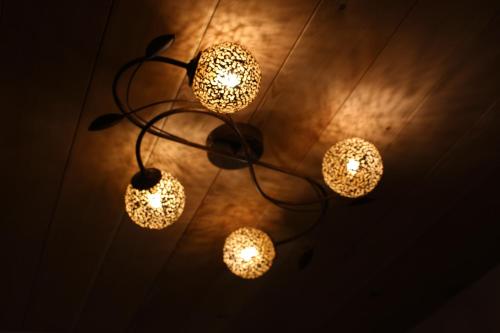 a group of lights hanging from a ceiling at Aussermairhof in Campo Tures
