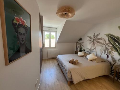 a bedroom with a bed with two teddy bears on it at L inattendu in Brie-Comte-Robert