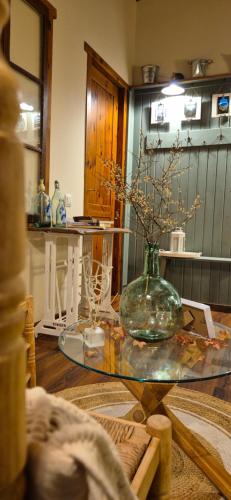 a glass table with a vase on top of it at Cal Riol in Talarn