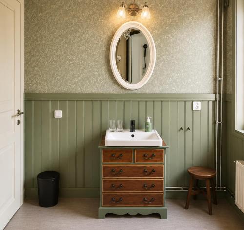 a bathroom with a sink and a mirror at Lysviks guesthouse inclusief extra service in Lysvik