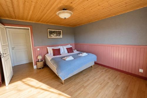 a bedroom with a bed and a wooden ceiling at Lysviks guesthouse inclusief extra service in Lysvik