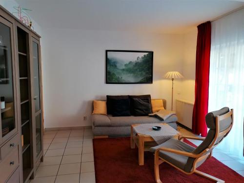 a living room with a couch and a table at Malvenhus in Ahrenshoop