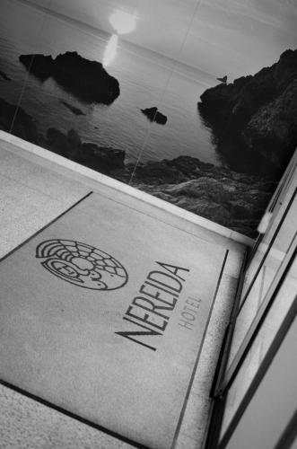 Blick auf den Ozean aus einem Fenster in der Unterkunft Hotel Nereida in L'Estartit
