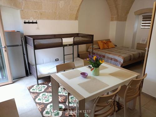 a small room with a table and a bed at casa di Chiarina con parcheggio gratuito nel cortile privato in Binetto
