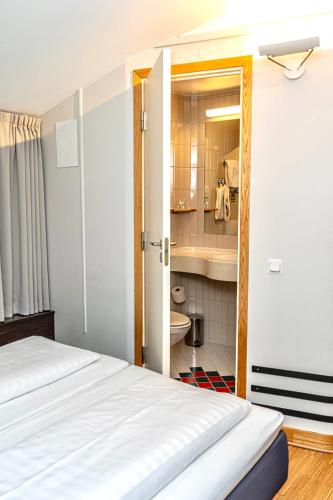 Comfort Hotel Malmö tesisinde bir odada yatak veya yataklar