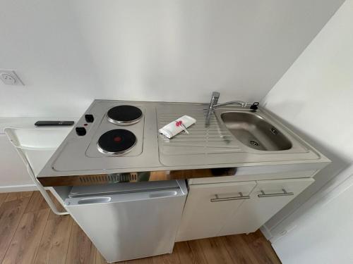 a small kitchen with a stove and a sink at Studio Mookaite in Lille