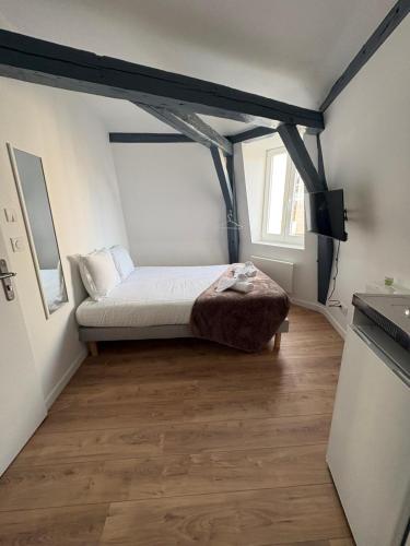 a bedroom with a bed in a room at Studio Mookaite in Lille
