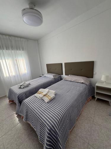 two beds in a white room with two beds sidx sidx sidx at Berta Home in Mota del Cuervo