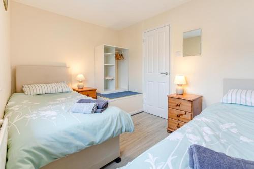 a bedroom with two beds and two lamps on tables at 2 Bed in Bideford oc-rives in Bideford