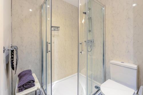 a bathroom with a shower and a toilet at 2 Bed in Bideford oc-rives in Bideford