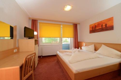 เตียงในห้องที่ Strandhotel Faak