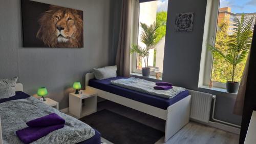 a bedroom with a bed and a lion picture on the wall at Stadtnah an der Förde 65 1 in Flensburg
