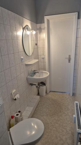 a bathroom with a sink and a mirror at Stadtnah an der Förde 65 1 in Flensburg