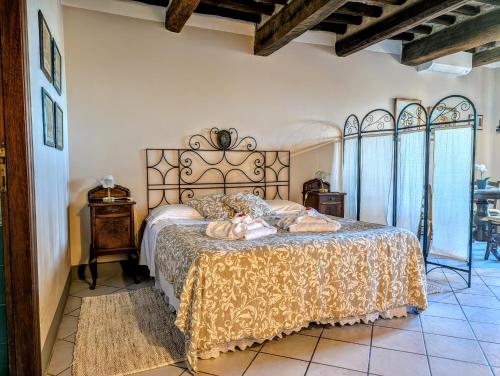 a bedroom with a large bed in a room at Sant'Antonio Country Resort in Montepulciano