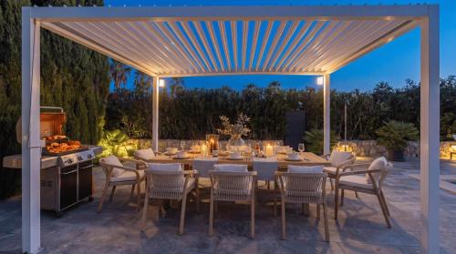 VACATION MARBELLA I Villa Milka, Frontline Golf, Giant Private Heated Pool, Close to High-end Restaurants, 8min Puerto Banus, Cine Room