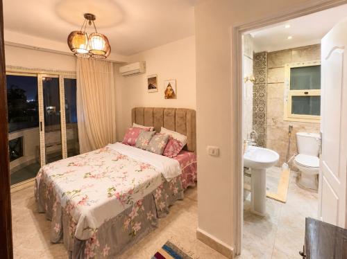 a bedroom with a bed and a bathroom at Luxury Seaside Villa Direct Pool Access, Private Garden & Rooftop Stella Heights Sidi Abdelrahman فيلا مميزه جدا في الساحل الشمالي ستيلا هايتس سيدي عبدالرحمن in El Alamein