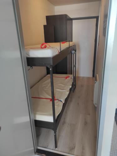 a small room with a bunk bed and a sink at Westdiep 602 zeezicht, verwarmd binnenzwembad in De Panne