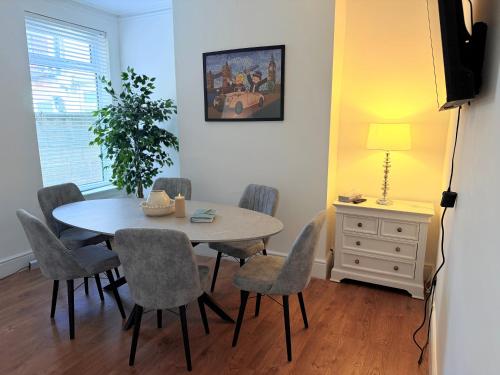 The Cosy Nest Modern - 3BR House - Sleeps 7 - Near City Centre - STARLINK Wi-fi photo 11