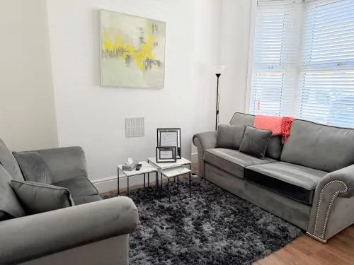 The Cosy Nest Modern - 3BR House - Sleeps 7 - Near City Centre - STARLINK Wi-fi photo 1