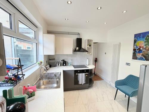 The Cosy Nest Modern - 3BR House - Sleeps 7 - Near City Centre - STARLINK Wi-fi photo 13