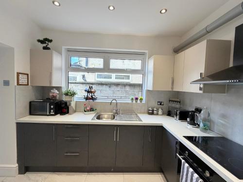 The Cosy Nest Modern - 3BR House - Sleeps 7 - Near City Centre - STARLINK Wi-fi photo 14