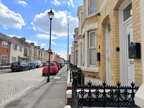 The Cosy Nest Modern - 3BR House - Sleeps 7 - Near City Centre - STARLINK Wi-fi photo 23