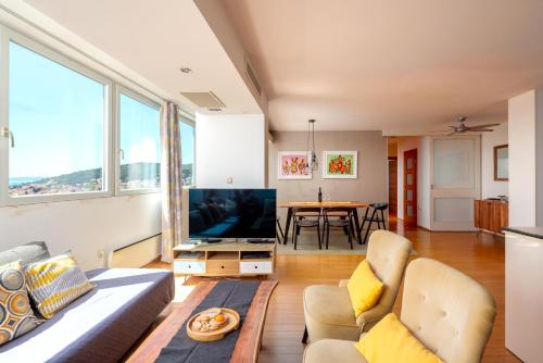 ANTHEA's TOP of SPLIT CENTRE PENTHOUSE