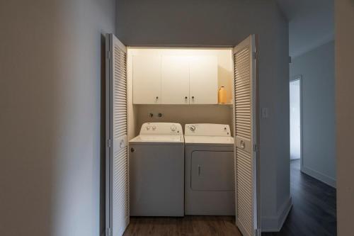 a kitchen with a washer and dryer in a room at Downtown - FREE shuttle to Ski Resort - Ice Rink in Mont-Tremblant