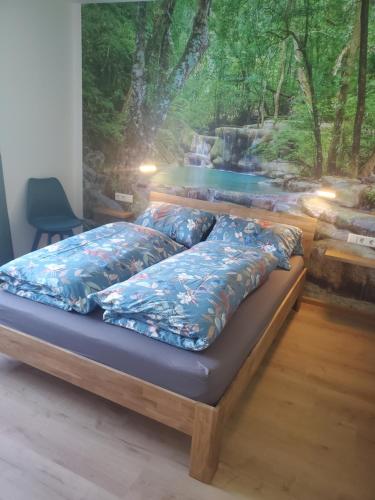 a bed in a room with a painting on the wall at Apartament Flora in Mahlberg