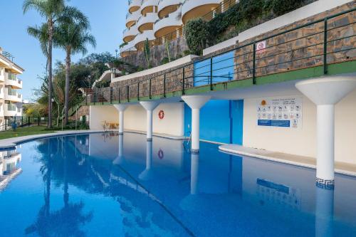 Newly Renovated 3BED Penthouse Retreat with Pools in Prime Location