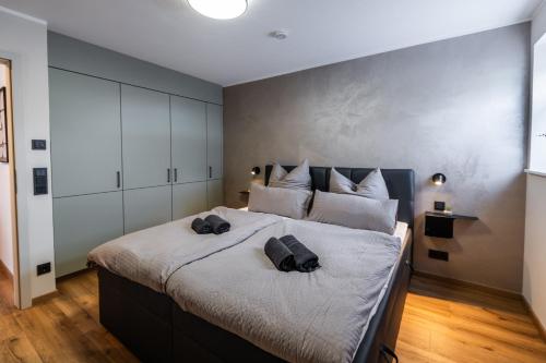 a bedroom with a large bed with two towels on it at Eifel Comfort Luxury Spa Suite mit privatem Whirlpool & Sauna in Pronsfeld