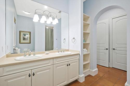 a bathroom with two sinks and a large mirror at Villa Elena in Captiva