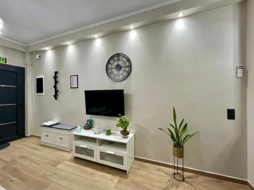 a living room with a clock on the wall at Apartment Debrova in Alexandroupoli