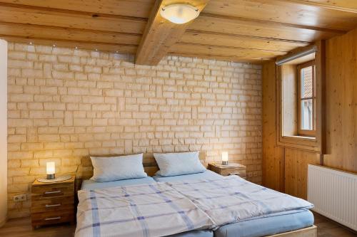 a bedroom with a bed with two night stands and two lamps at Ferienwohnung Stadthaus in Mellrichstadt