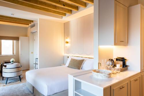 a bedroom with a white bed and a desk at Villa Dorothea in Lisbon