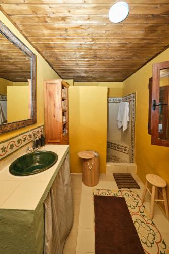 a bathroom with a green sink in a room at Casa Mathilda in Fornes