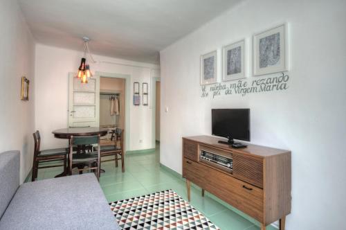 Stay local in Alfama! Alice central home, near river