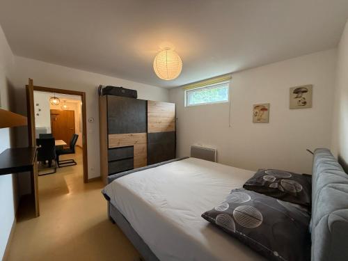 a bedroom with a bed and a couch at Industriel F3 Appartement in Thann