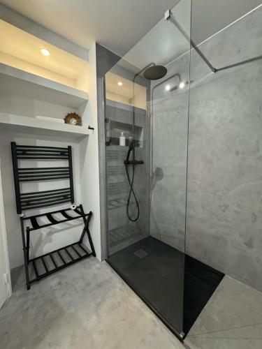 a bathroom with a shower with a glass door at Le Clos du Vialle, piscine, petit-déjeuner inclus, parking in Grillon