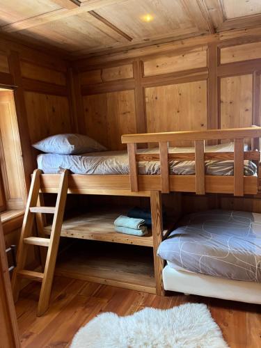 a room with two bunk beds in a cabin at Residenza Loo Bach n 8 in Gressoney-Saint-Jean