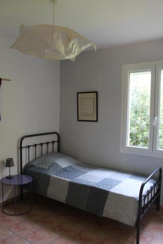 Ένα ή περισσότερα κρεβάτια σε δωμάτιο στο A l'Est d'Uzès