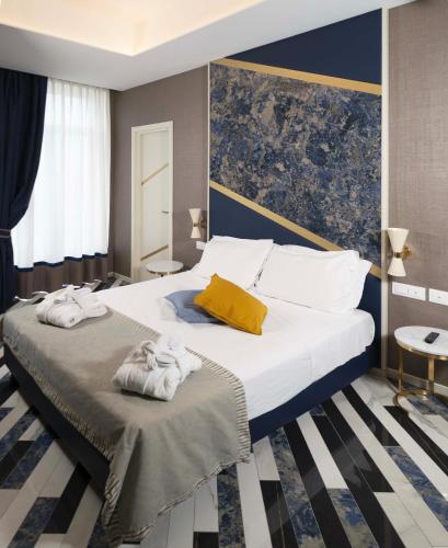 ein Schlafzimmer mit einem großen Bett, auf dem Handtücher liegen in der Unterkunft Hotel Cala Moresca in Bacoli