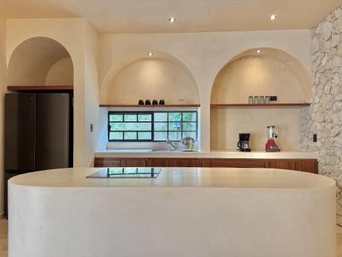 eine große Küche mit einer großen weißen Kochinsel in der Mitte in der Unterkunft Casa Bacah in Bacalar