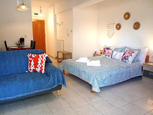 a living room with a bed and a couch at Kyma studio Modern Stay in Nea Artaki