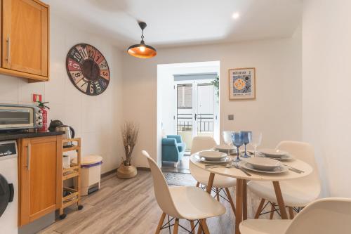 Cosy Central by Atlantic Holiday