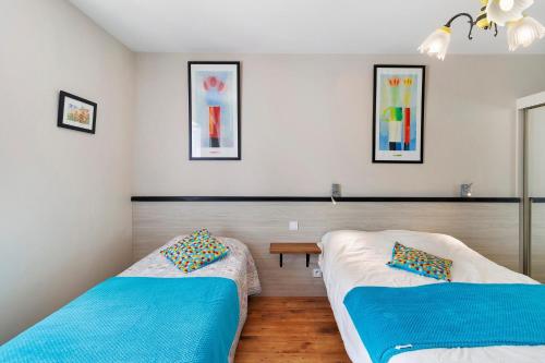 a room with two beds and a table in it at Gite Echo in Salignac Eyvigues