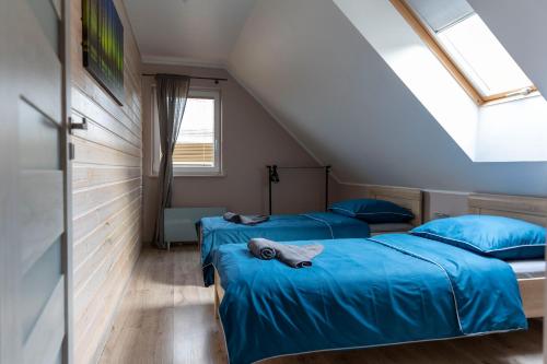 two beds in a room with a attic at Leśna Przystań in Sasino