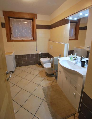 a bathroom with a toilet and a sink at Casa Debora in Valdidentro