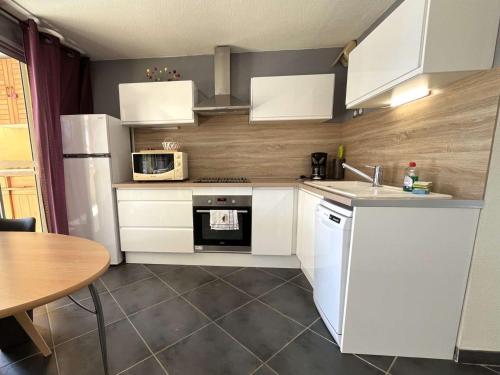 Splendide T3 rénové avec piscine et parking à 100m de la mer, 6 pers, terrasse, WIFI - FR-1-607-206