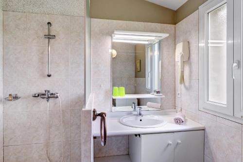 a bathroom with a sink and a shower at Gîte Charly in Salignac Eyvigues